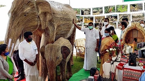 பழங்குடியின மக்களின் கை வண்ணத்தில் உண்ணி குச்சிகளால் உருவாக்கப்பட்ட யானையை முதல்வர் பழனிசாமி பார்வையிட்டார்.