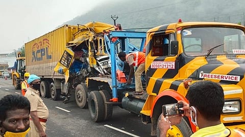 ஆம்பூர் அருகே விபத்துக்குள்ளான லாரியைப் போக்குவரத்துக் காவல் துறையினர் அப்புறப்படுத்தினர்.