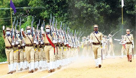 வேலூர் தொரப்பாடியில் உள்ள ஆப்காவில் சிறை அதிகாரிகளுக்கான பயிற்சி நிறைவு விழா நேற்று நடந்தது. இதில், சிறை அதிகாரி ஒருவருக்கு பதக்கத்தை வழங்கியும் அணிவகுப்பு மரியாதையை ஏற்றுக்கொண்ட தமிழக சிறைத்துறை டிஜிபி சுனில்குமார் சிங்.படம்:வி.எம்.மணிநாதன்.