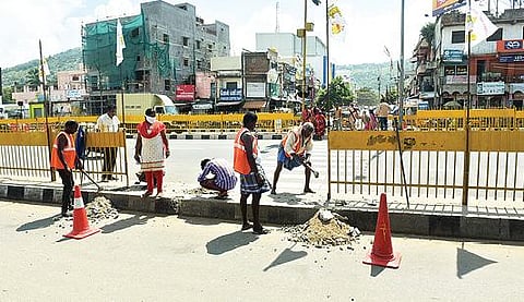 வேலூர் சத்துவாச்சாரி பகுதியில் சுரங்கப் பாதை அமைக்கும் பணிக்காக பூர்வாங்கப் பணிகள் தொடங்கின. படம்:வி.எம்.மணிநாதன்.