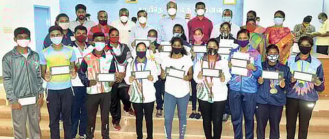 தேசிய அளவிலான பள்ளிகள் கூட்டமைப்பு விளையாட்டுப் போட்டிகளில் பதக்கம் வென்ற மாணவ, மாணவிகளுக்கு ஊக்கத் தொகையை வழங்கிய வேலூர் மாவட்ட ஆட்சியர் சண்முகசுந்தரம்.