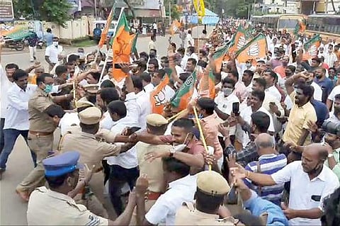 வேல் யாத்திரைக்கு அனுமதி கோரி நாகர்கோவிலில் மாவட்ட ஆட்சியர் அலுவலகம் முன் நேற்று பாஜகவினர் மறியலில் ஈடுபட்டபோது போலீஸாருடன் தள்ளுமுள்ளு ஏற்பட்டது.