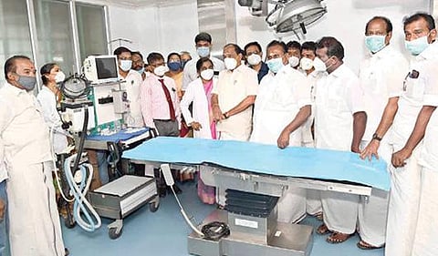 தூத்துக்குடி அரசு மருத்துவக் கல்லூரி மருத்துவமனையில் அமைக்கப்பட்டுள்ள அதிநவீன சீரடுக்கு காற்று சுத்திகரிப்பு எலும்பு முறிவு அறுவை சிகிச்சை அரங்கத்தை அமைச்சர் கடம்பூர் செ.ராஜு திறந்து வைத்து பார்வையிட்டார்.