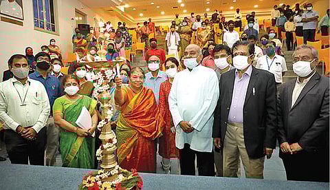 சேலம் சோனா தொழில்நுட்பக் கல்லூரியில் முதலாமாண்டு வகுப்புகள் தொடக்க விழா காணொலிக் காட்சி மூலம் நடைபெற்றது. கல்லூரியின் நிர்வாகத்தினர் சீதா வள்ளியப்பா, சீதா தியாகு குத்துவிளக்கேற்றி விழாவை தொடங்கி வைத்தனர்.