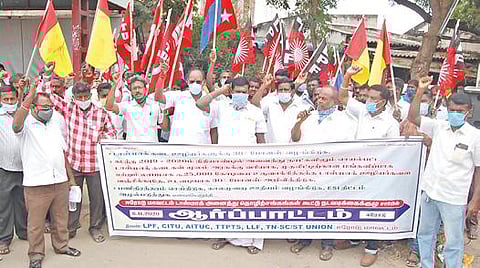 தீபாவளி போனஸ், டாஸ்மாக் நேரத்தை மாற்றியமைத்தல் உள்ளிட்ட கோரிக்கைகளை வலியுறுத்தி ஈரோடு வீரப்பன்சத்திரத்தில் டாஸ்மாக் பணியாளர்கள் ஆர்ப்பாட்டம் நடத்தினர்.