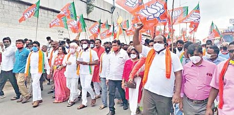 வேல் யாத்திரைக்கு அனுமதி மறுக்கப்பட்டதை கண்டித்து ஓசூரில் பாஜகவினர் சாலை மறியல் போராட்டத்தில் ஈடுபட்டனர்.