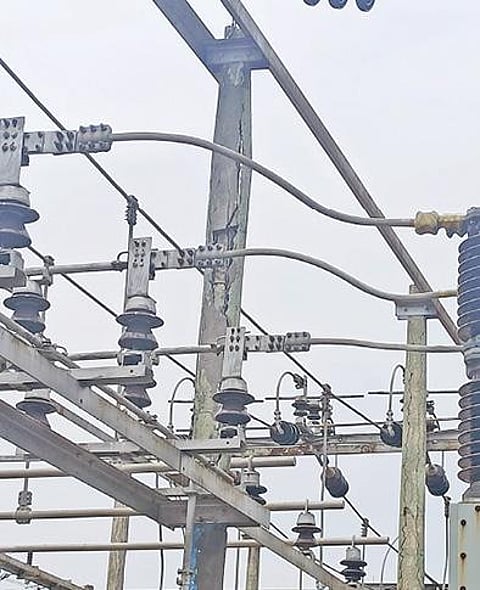 காளையார்கோவில் துணை மின்நிலையத்தில் மின்கம்பங்கள் சேதமடைந்துள்ளதால் ஆபத்தான நிலையில் காணப்படும் மின் மாற்றிகள்.