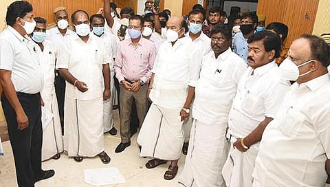 கூடுதல் ஆட்சியர் அலுவலக கட்டிடத்தை பார்வையிட்ட அமைச்சர் ஆர்.பி.உதயகுமார் மற்றும் எம்எல்ஏக்கள்