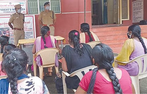 குரங்கணி காவல் நிலையத்தில் மாணவர்களுக்காக செய்து தரப்பட்டுள்ள இலவச வைபை வசதியை தொடங்கி வைத்தார் காவல் கண்காணிப்பாளர் இ.சாய்சரண்தேஜஸ்வி.