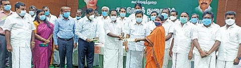 விழுப்புரத்தில் கூட்டுறவுத் துறை சார்பாக நடைபெற்ற விழாவில் ரூ.150.92 கோடி அரசு நலத்திட்ட உதவிகளை அமைச்சர்கள் செல்லூர் ராஜூ, சி.வி சண்முகம் ஆகியோர் இணைந்து வழங்கினர்.