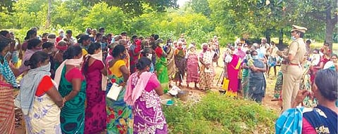 உளுந்தூர்பேட்டையில் 100 நாள் வேலையில் ஈடுபட்டிருந்த பெண்களிடம் பாலியல் குற்றம் குறித்த விழிப்புணர்வை ஏற்படுத்தும் மகளிர் காவல் நிலைய ஆய்வாளர் பத்மா.