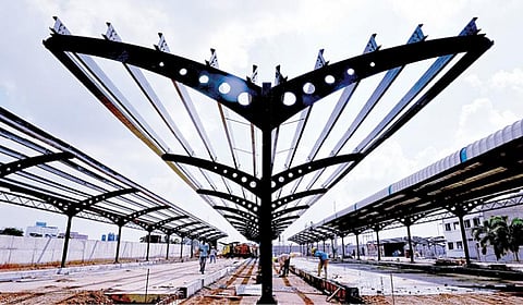 தீபாவளி பண்டிகைக்கு தென்மாவட்டங்களுக்கு செல்ல ஆயிரத்துக்கும் மேற்பட்ட சிறப்பு பேருந்துகள் இயக்கப்படுகின்றன.கிளாம்பாக்கம் பகுதியில் புதிதாக கட்டப்பட்டு வரும் ஒருங்கிணைந்த பேருந்து நிலைய உள்ளூர் பேருந்து நிறுத்த பகுதியில் மக்கள் வசதிக்காக தற்காலிகமாக சிறப்பு பேருந்துகள் நிறுத்தம் தயாராகி வருகிறது. படம்: எம்.முத்துகணேஷ்