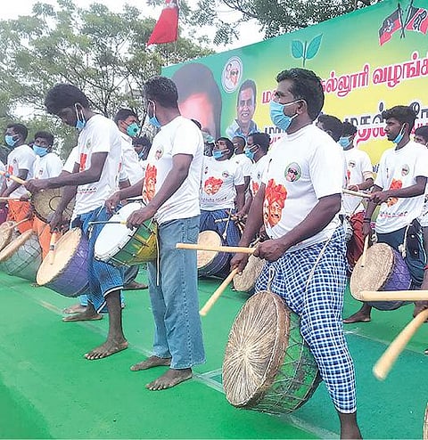 முதல்வர் பழனிசாமிக்கு உற்சாக வரவேற்பு அளித்த இசைக்குழுவினர்.