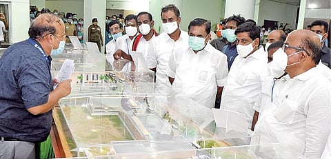 முதல்வர் பழனிசாமியை வரவேற்க திருப்பூர் மாவட்ட ஆட்சியர் அலுவலகம் முன் காத்திருந்த பெண்கள்.