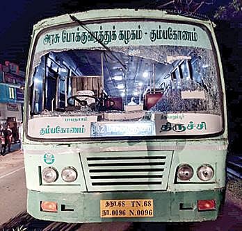 கும்பகோணம் அருகே அம்மாச்சத்திரத்தில் கண்ணாடி கள் உடைத்து சேதப்படுத்தப்பட்ட அரசுப் பேருந்து.