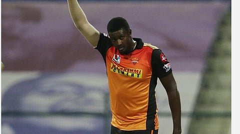 மே.இ.தீவுகள் அணியின் கேப்டன், சன்ரைசர்ஸ் வீரர் ஜேஸன் ஹோல்டர்: படம் உதவி | ட்விட்டர்.