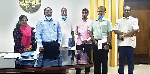 திருப்பத்தூர் மாவட்ட ஆட்சியர் சிவன் அருளை சந்தித்த நாகநதி புனரமைப்பு திட்ட நிர்வாகிகள்.