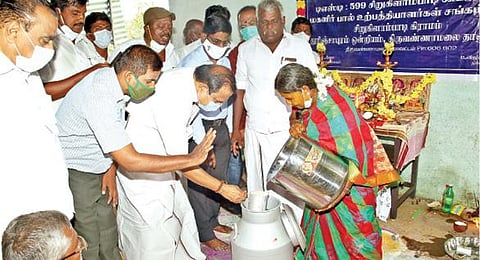 சிறுகிளாம்பாடி கிராமத்தில் கூட்டுறவு மகளிர் பால் உற்பத்தியாளர்கள் சங்கத்தில் பால் கொள்முதலை தொடங்கி வைத்த மாவட்ட ஆவின் தலைவர் அக்ரி எஸ்.எஸ்.கிருஷ்ணமூர்த்தி.