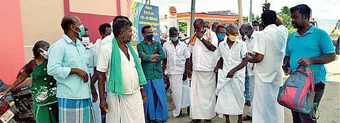 செங்கத்தில் உள்ள எட்டு வழிச்சாலை திட்டத்துக்கான நில எடுப்பு அலுவலகத்தை நேற்று முற்றுகையிட்ட விவசாயிகள்.