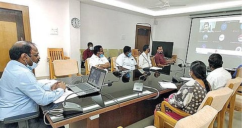 திருப்பத்தூர் மாவட்ட ஆட்சியர் அலுவலகத்தில் ஏற்றுமதி வணிக வழிகாட்டுதல் குழுவின் காணொலி கருத்தரங்கக்கூட்டம் ஆட்சியர் சிவன் அருள் தலைமையில் நடைபெற்றது.