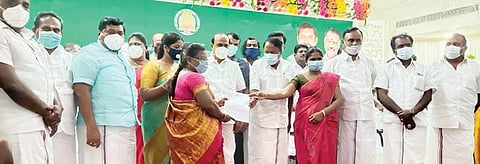 திருநெல்வேலி சங்கர் நகர் ஜெயேந்திரா மெட்ரிக் மேல்நிலைப்பள்ளியில் நடைபெற்ற விழாவில், தனியார் பள்ளிகளுக்கு அங்கீகார ஆணைகளை பள்ளி கல்வித்துறை அமைச்சர் கே.ஏ.செங்கோட்டையன் வழங்கினார். படம்: மு.லெட்சுமி அருண்