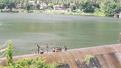 கடந்த சில நாட்களுக்கு முன்பு குண்டாறு அணையில் குளித்த சிறுவன் நீரில் மூழ்கி உயிரிழந்தார். ஆனாலும் தடையை மீறி அணையில் ஆபத்தை உணராமல் கூட்டமாகச் சென்று குளிக்கும் இளைஞர்கள்.