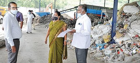 கிருஷ்ணகிரி நகராட்சி உரக்கிடங்கில் குப்பையை தரம் பிரித்து அப்புறப்படுத்தும் பணிகளை ஆட்சியர் ஜெயசந்திர பானு ரெட்டி ஆய்வு செய்தார்.