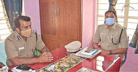 ஈரோடு டவுன் காவல் நிலையத்தில் கோவை சரக டிஐஜி நரேந்திரன் நாயர் ஆய்வு மேற்கொண்டார்.