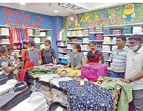 ஈரோடு கங்காபுரம் டெக்ஸ்வேலி ஜவுளிச்சந்தையில் தீபாவளி சிறப்பு விற்பனை தொடங்கியுள்ள நிலையில், வாடிக்கையாளர்கள் ஆர்வத்துடன் ஜவுளிவகைகளை வாங்கிச் செல்கின்றனர்.