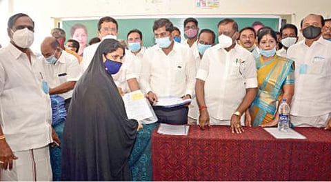 ஈரோடு வீரப்பன்சத்திரத்தில் நடைபெற்ற சிறப்பு மனுநீதி திட்ட முகாமில் பொதுமக்கள் மனுக்களை அளித்தனர்.