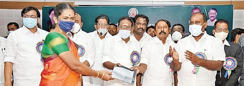 மதுரை விரகனூரில் உள்ள வேலம்மாள் பொறியியல் கல்லூரியில் நடைபெற்ற நிகழ்ச்சியில் மெட்ரிக்குலேஷன் பள்ளிகளுக்கு தொடர் அங்கீகார ஆணையை வழங்கினார் அமைச்சர் கே.ஏ.செங்கோட்டையன். உடன் அமைச்சர்கள் செல்லூர் கே.ராஜூ, ஆர்.பி.உதயகுமார், ஆட்சியர் அன்பழகன் மற்றும் எம்எல்ஏக்கள். படம்: எஸ்.கிருஷ்ணமூர்த்தி