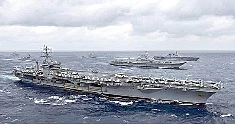 அமெரிக்காவின் விமானம் தாங்கி போர்க் கப்பல் நிமிட்ஸ்.