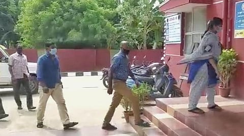 நெய்வேலி டவுன்ஷிப் காவல் நிலையத்திற்கு விசாரணை நடத்தச் செல்லும் சிபிசிஐடி போலீஸார்.