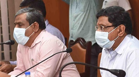 கரோனா தடுப்பு நடவடிக்கை ஆலோசனைக் கூட்டத்தில் பங்கேற்ற தலைமைச் செயலாளர் சண்முகம். அருகில் ஆட்சியர் கு.ராசாமணி. | படம்: ஜெ.மனோகரன்.