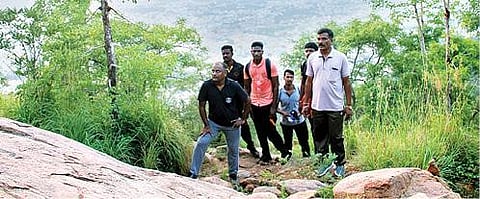 திருவண்ணாமலையில் மகா தீபம் ஏற்றப்படும் அண்ணாமலையில் நேற்று ஆய்வு செய்த மாவட்ட காவல் கண்காணிப்பாளர் அரவிந்த்.