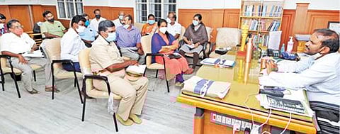 கிருஷ்ணகிரி ஆட்சியர் அலுவலகத்தில் நடந்த ஆலோசனைக் கூட்டத்தில் ஆட்சியர் ஜெயசந்திர பானு ரெட்டி பேசினார்.