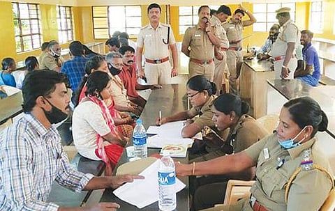 ராஜபாளையத்தில் காவல்துறை சார்பில் நடைபெற்ற கலந்தாய்வுக் கூட்டத்தில் பங்கேற்ற புகார் அளித்தோரிடம் விசாரணை நடத்தும் மகளிர் போலீஸார்.