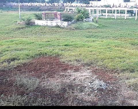 திண்டுக்கல் கோபாலசமுத்திரக் குளத்தில் குவிந்துள்ள மதுபாட்டில்கள்.