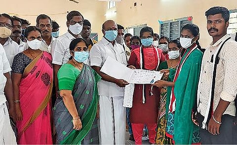 பரங்கிப்பேட்டை மேற்கு ஒன்றியத்துக்கு உட்பட்ட சிலம்பிமங்கலத்தில் அதிமுக இளைஞர் மற்றும் இளம்பெண்கள் பாசறையில் புதிய உறுப்பினர்கள் சேர்க்கை முகாமை எம்எல்ஏ பாண்டியன் தொடங்கி வைத்தார்.