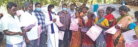 சிதம்பரம் அருகே பொன்னங்கண்ணிமேடு பகுதியில் விடுதலைச்சிறுத்தைகள் கட்சி சார்பில் மகளிர் எழுச்சி துண்டு பிரசுரங்கள் பொதுமக்களுக்கு வழங்கப்பட்டது.