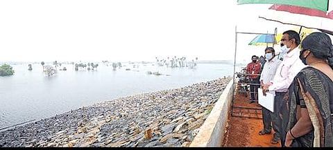 கண்ணன்கோட்டை - தேர்வாய் கண்டிகையில் உருவாக்கப்பட்டு வரும் புதிய நீர்த் தேக்கத்தை ஆட்சியர் நேற்று ஆய்வு செய்தார்.