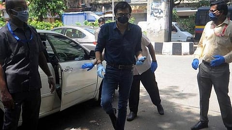 செல்போன் பயன்படுத்திய அர்னாப்: கரோனா முகாமில் இருந்து சிறைக்கு மாற்றம்