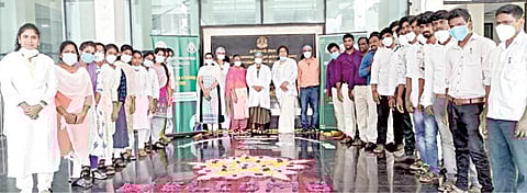 உலக கதிரியக்கவியல் தினத்தை முன்னிட்டு சென்னை ஓமந்தூரார் அரசு மருத்துவக் கல்லூரி மருத்துவமனையில், கரோனா தொற்றால் ஏற்படும் நுரையீரல் பாதிப்பை கண்டறியும் கதிரியக்கவியல் துறையின் முக்கியத்துவத்தை விளக்கும் நிகழ்ச்சி நேற்று நடைபெற்றது. இதில் பங்கேற்ற மருத்துவமனை டீன் ஜெயந்தி மற்றும் மருத்துவர்கள்.