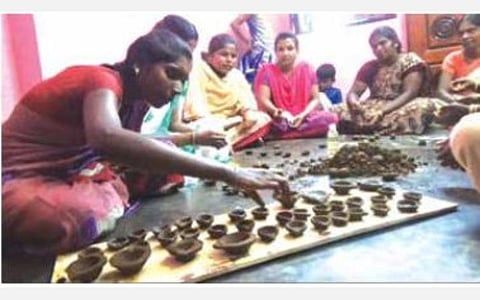 புதுச்சேரியில் சுற்றுச்சூழலுக்கு உகந்த மாட்டு சாணத்தில் அகல் விளக்குகள் தயாரிப்பு: நிறைவான வருவாய் ஈட்டும் கிராம பெண்கள்
