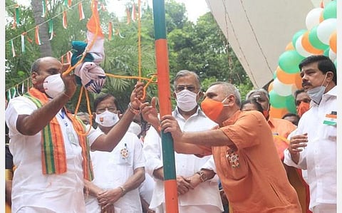 பாஜக கொடிக் கம்பத்தில் தேசியக் கொடியை ஏற்றியதாகப் புகார்: விசாரணை நடத்துவதாக உயர் நீதிமன்றத்தில் காவல்துறை பதில்