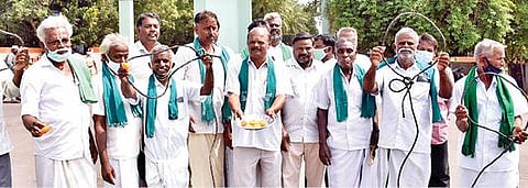 உயர் நீதிமன்ற மதுரை கிளையின் கருத்தை வரவேற்று இனிப்பு வழங்கிய விவசாயிகள்.