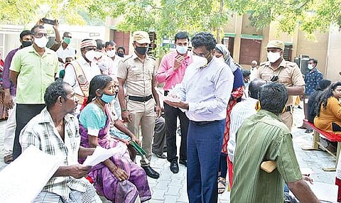 மாற்றுத்திறனாளிகளிடம் இருந்து மனுக்களை பெற்ற தி.மலை ஆட்சியர் கந்தசாமி.