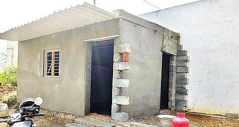 ஓலை குடிசை வீட்டு முன்பு பாட்டி மற்றும் நண்பருடன் மாணவர் அஜித் (சீருடையில் இருப்பவர்). அடுத்த படம்: ஆசிரியர் தமிழ்கனி கட்டியுள்ள புதிய வீடு.