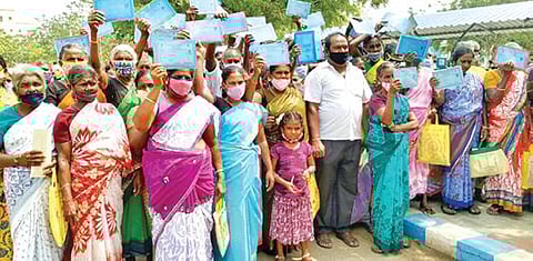 நூறு நாள் வேலை திட்டத்தில் முறையாக வேலை வழங்கக் கோரி ஆட்சியரிடம் மனு அளிக்க வந்த வைப்பார் பகுதி பெண்கள்.