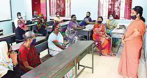 திருச்சி கே.கே.நகர் மாநகராட்சி உயர்நிலைப் பள்ளியில் நேற்று பள்ளிகள் திறப்பு குறித்து நடைபெற்ற கருத்துக் கேட்பு கூட்டத்தில் பங்கேற்ற பெற்றோர்கள். படம்: ஜி.ஞானவேல்முருகன்